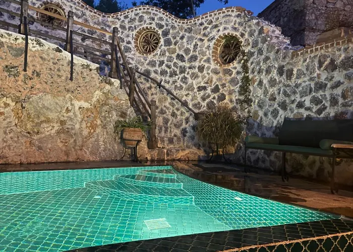 Luxury Stone With Salt Water Pool And Jacuzzi