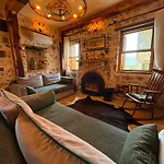 Exclusive Stone Villa,private Garden And Pool 빌라